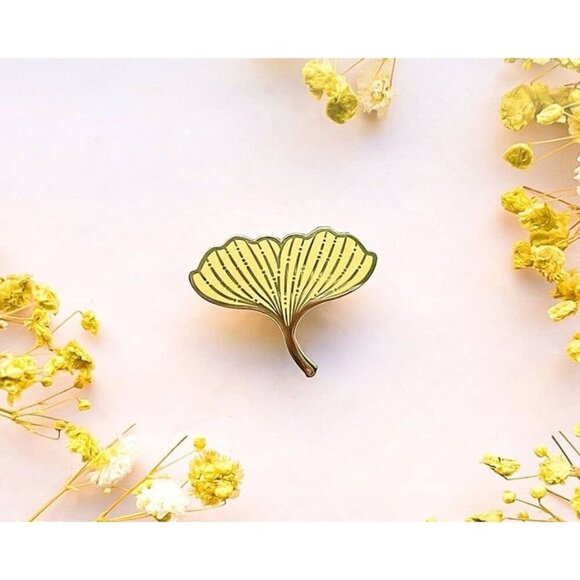 Ginkgo Biloba Leaf Enamel Pin - Gold Plated Nature Jewelry & Brooch - Picture 8 of 9
